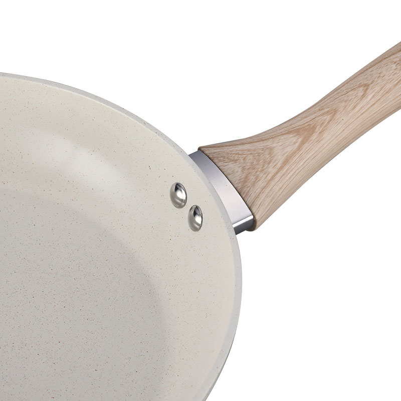 Hoques de cocción de mármol blanco cremoso y sartenes utensilios de cocina forjados