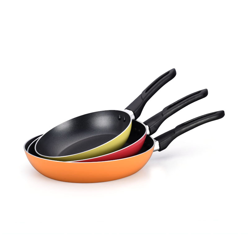 Hoques de cocina multicolores y sartenes presionados