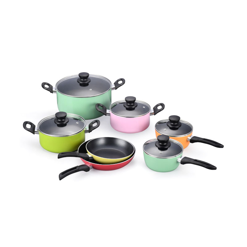 Hoques de cocina multicolores y sartenes presionados