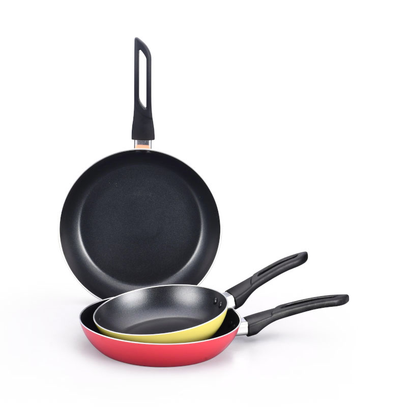 Hoques de cocina multicolores y sartenes presionados