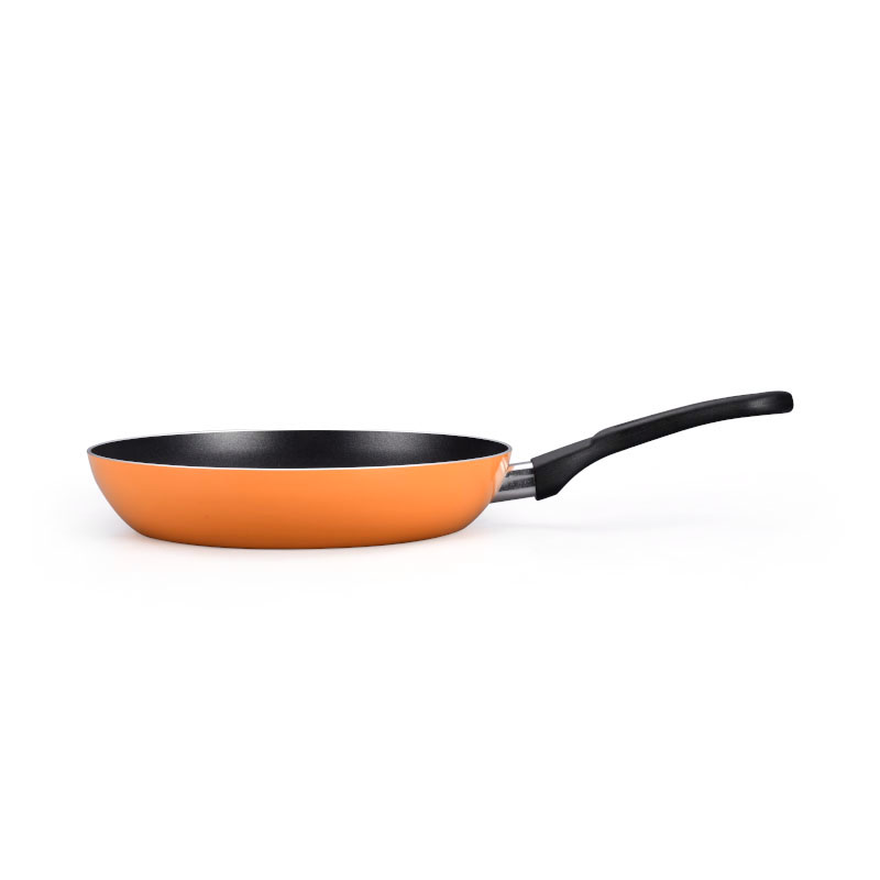Hoques de cocina multicolores y sartenes presionados