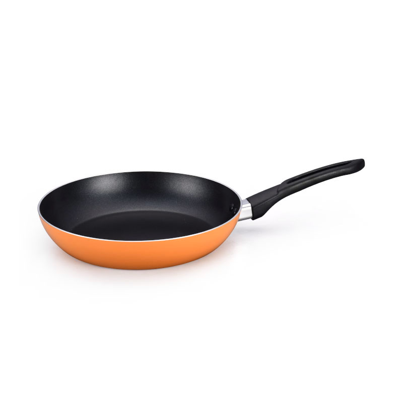 Hoques de cocina multicolores y sartenes presionados