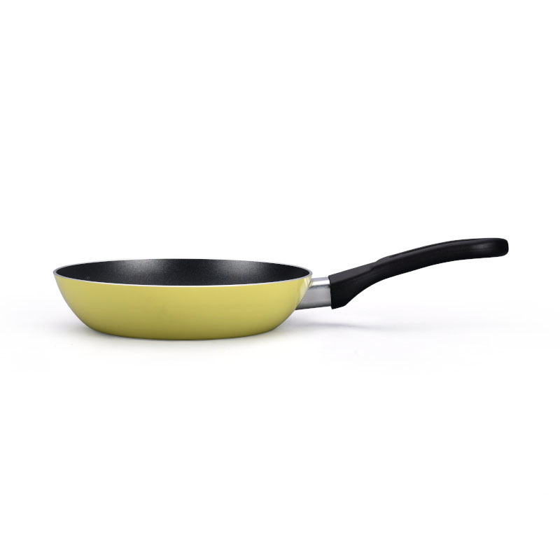 Hoques de cocina multicolores y sartenes presionados