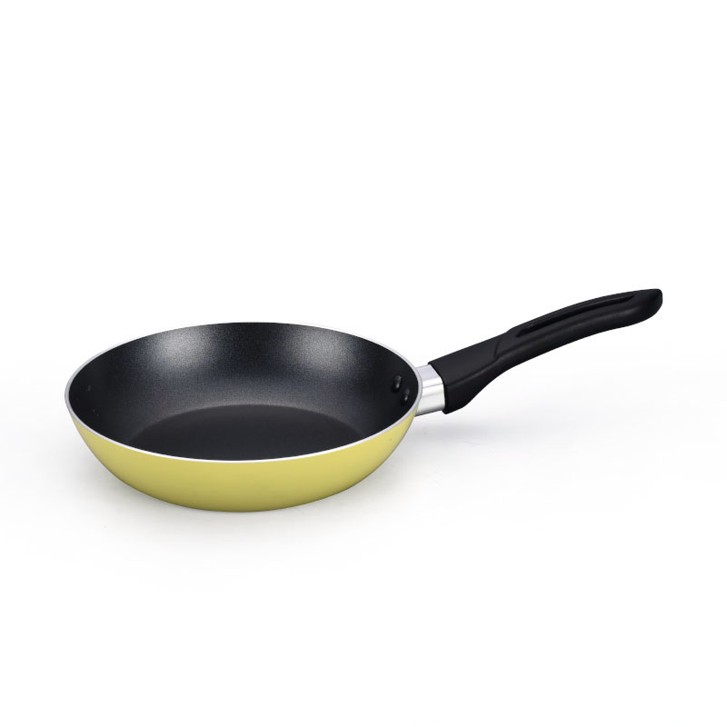 Hoques de cocina multicolores y sartenes presionados