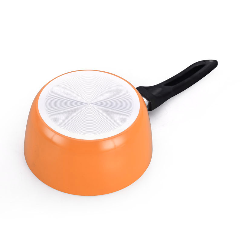 Hoques de cocina multicolores y sartenes presionados