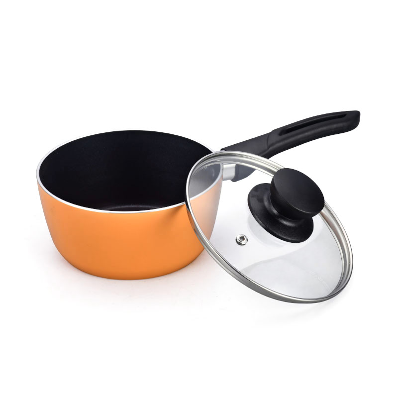 Hoques de cocina multicolores y sartenes presionados