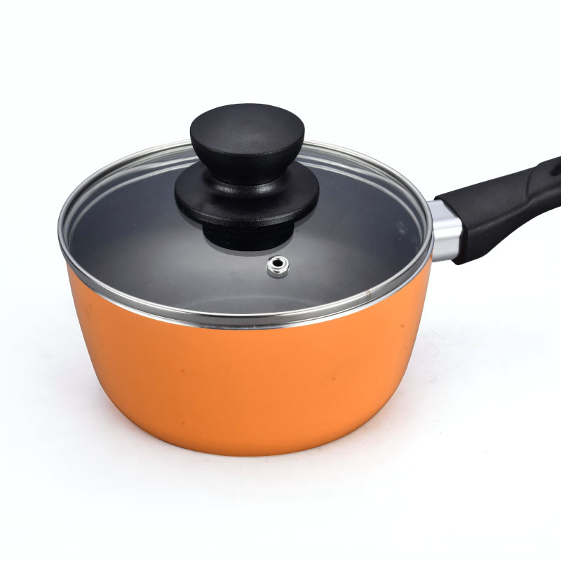 Hoques de cocina multicolores y sartenes presionados