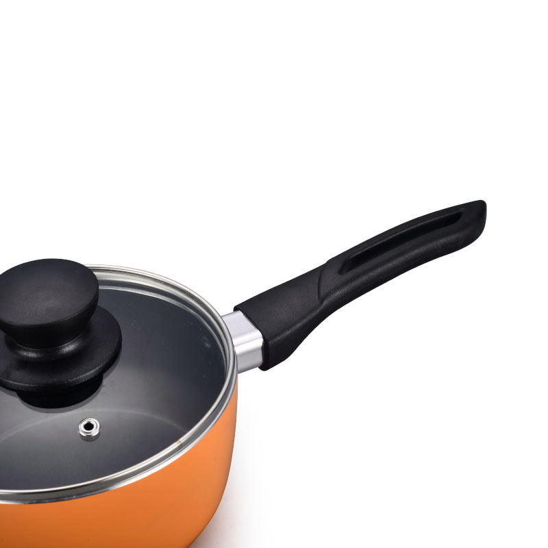 Hoques de cocina multicolores y sartenes presionados