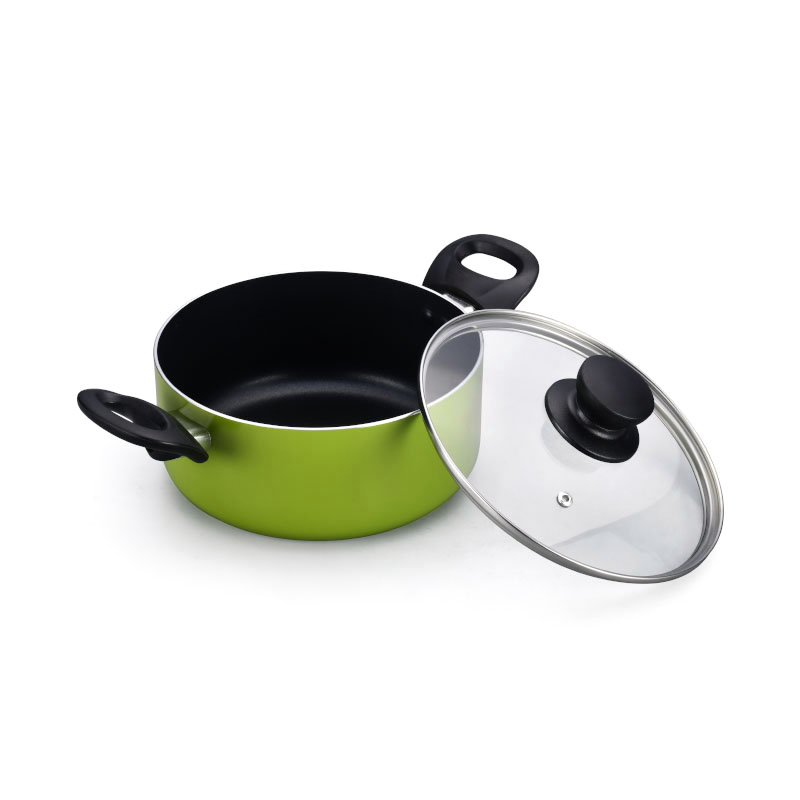 Hoques de cocina multicolores y sartenes presionados