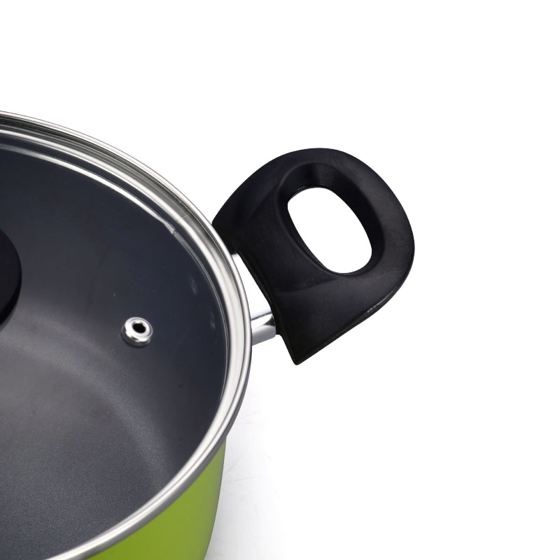 Hoques de cocina multicolores y sartenes presionados