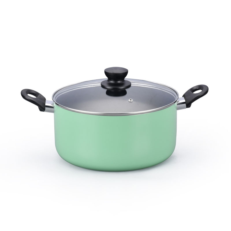 Hoques de cocina multicolores y sartenes presionados