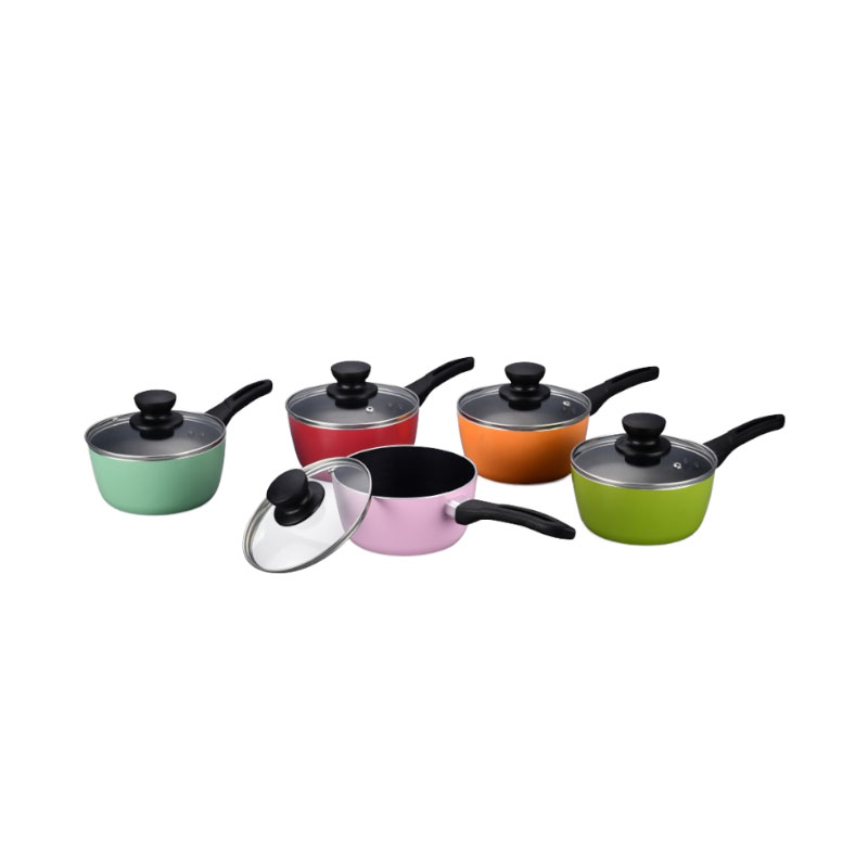 Hoques de cocina multicolores y sartenes presionados
