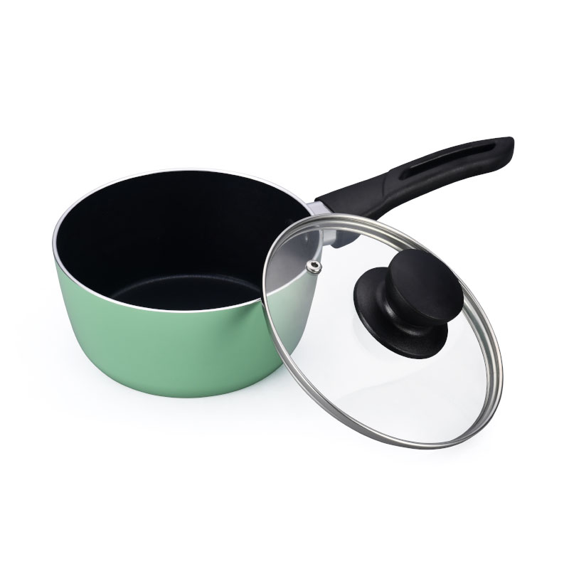 Hoques de cocina multicolores y sartenes presionados