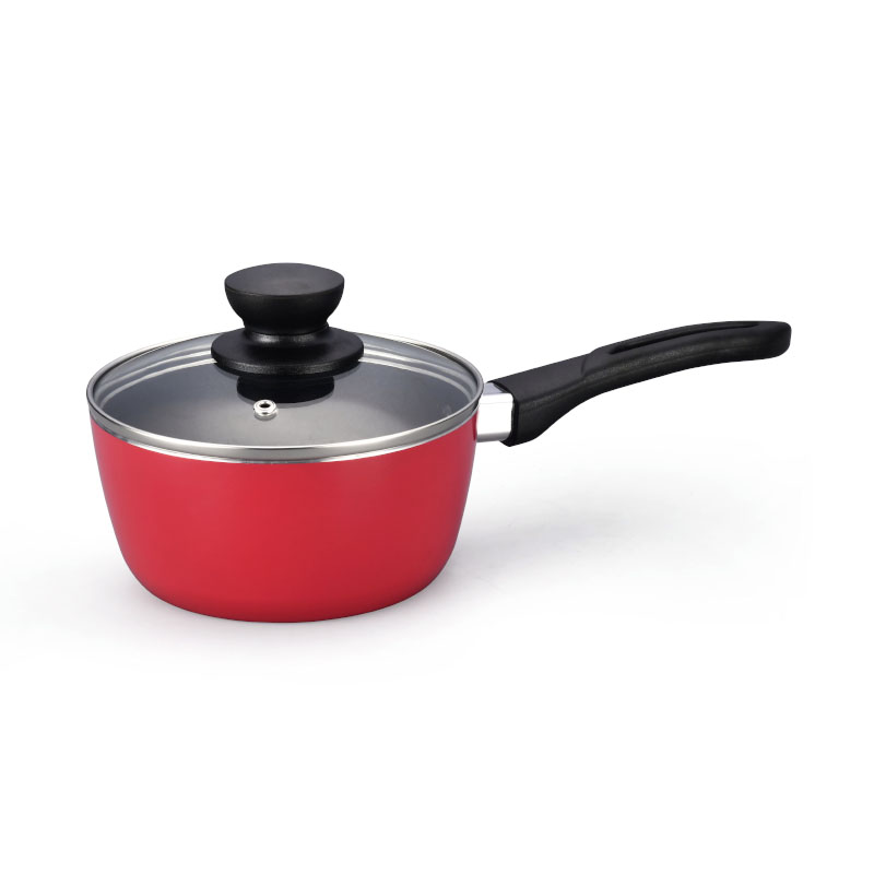 Hoques de cocina multicolores y sartenes presionados