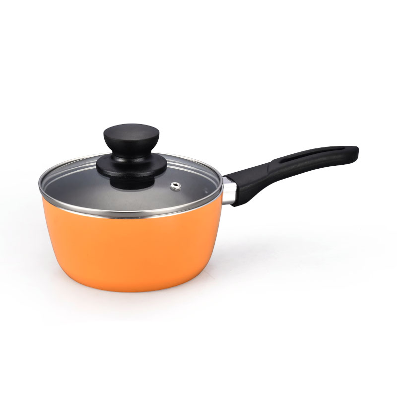 Hoques de cocina multicolores y sartenes presionados