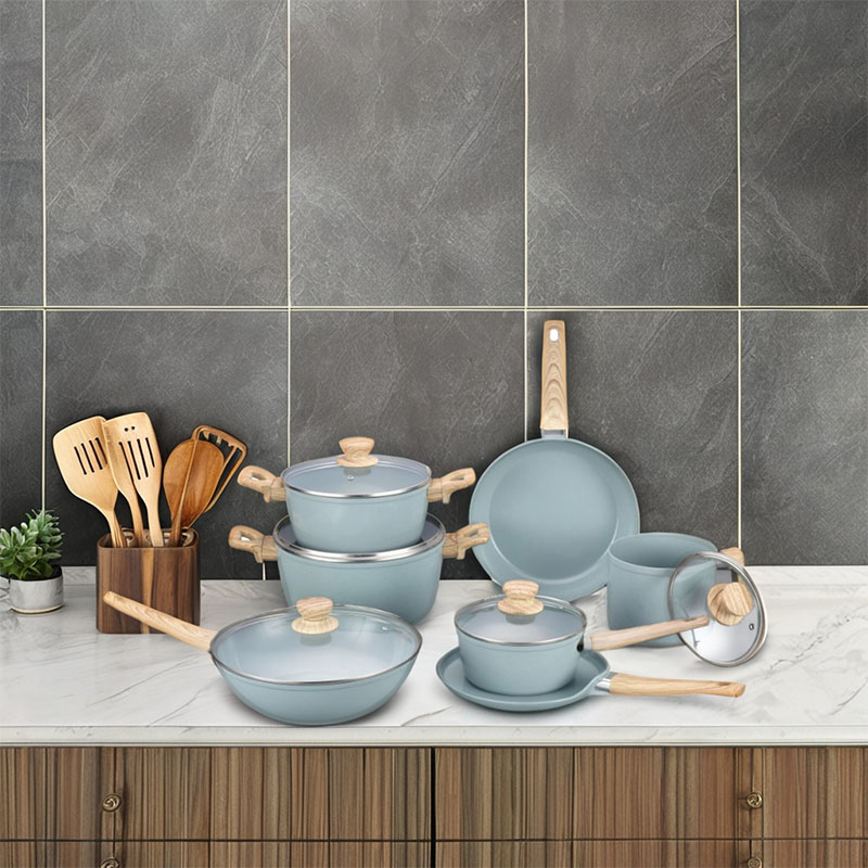 Ceramics y sartenes con utensilios de cocina forjados