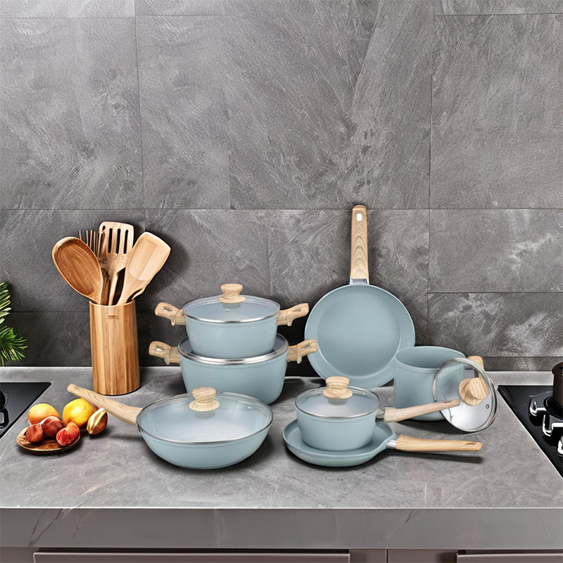 Ceramics y sartenes con utensilios de cocina forjados