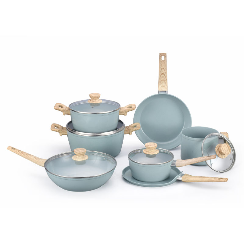 Ceramics y sartenes con utensilios de cocina forjados