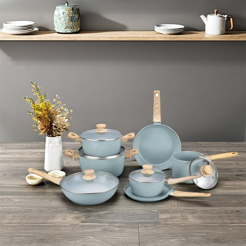 Ceramics y sartenes con utensilios de cocina forjados