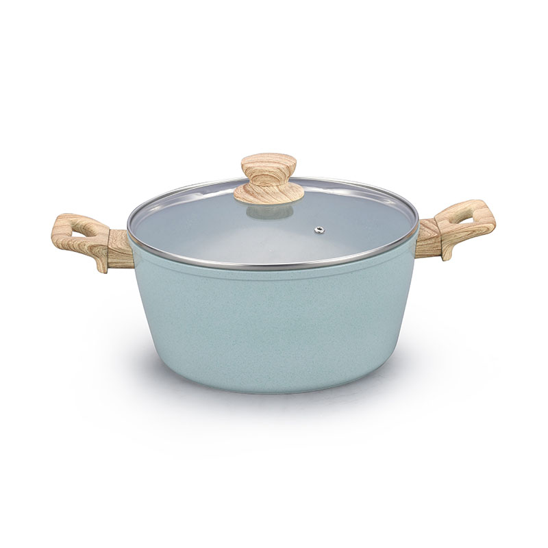 Ceramics y sartenes con utensilios de cocina forjados