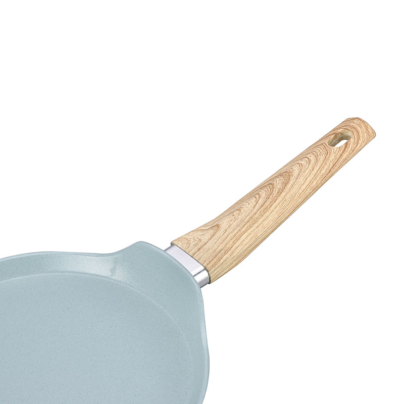 Ceramics y sartenes con utensilios de cocina forjados