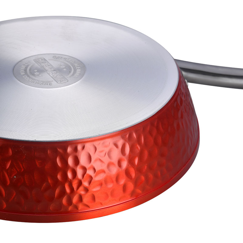 Ollas y sartenes de acero inoxidable martillado con utensilios de cocina forjados