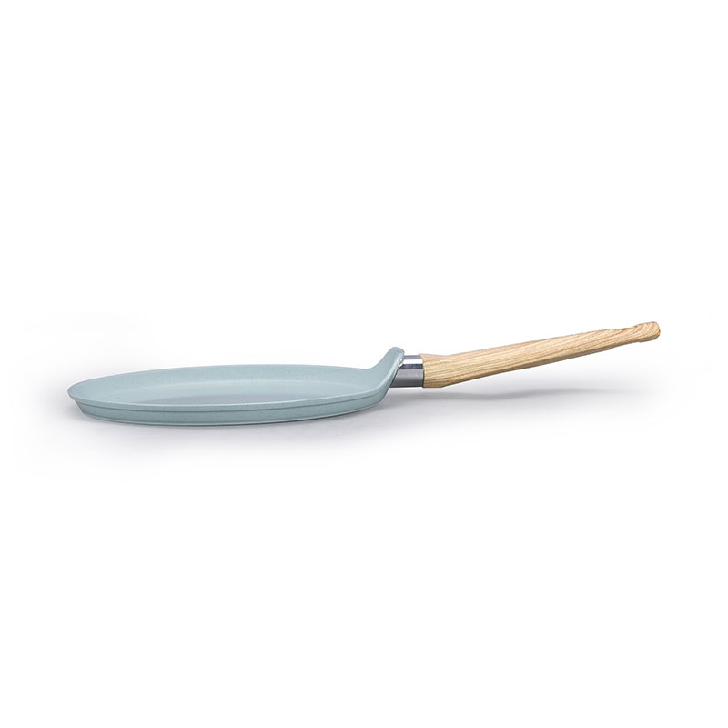 Ceramics y sartenes con utensilios de cocina forjados