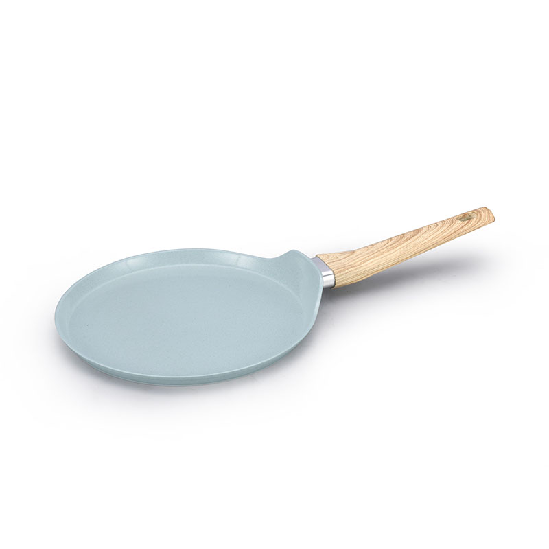 Ceramics y sartenes con utensilios de cocina forjados
