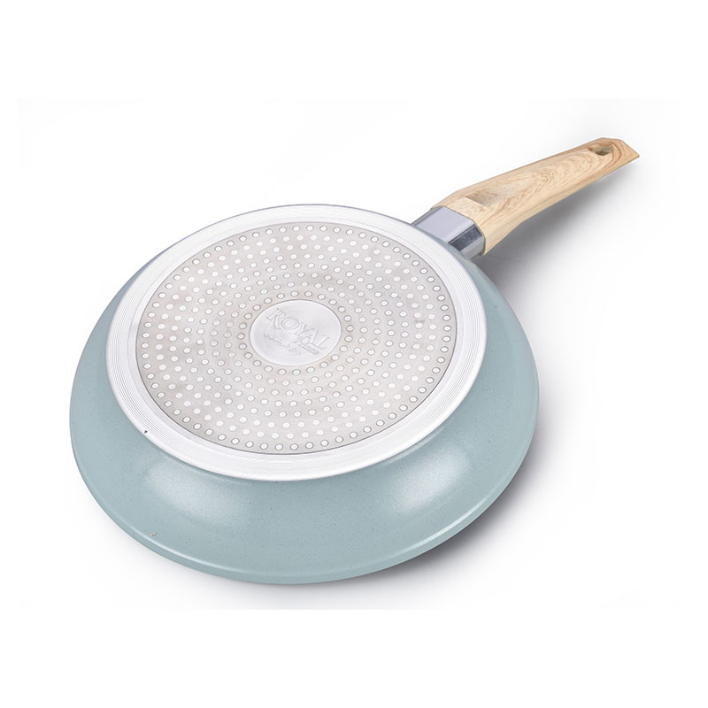 Ceramics y sartenes con utensilios de cocina forjados