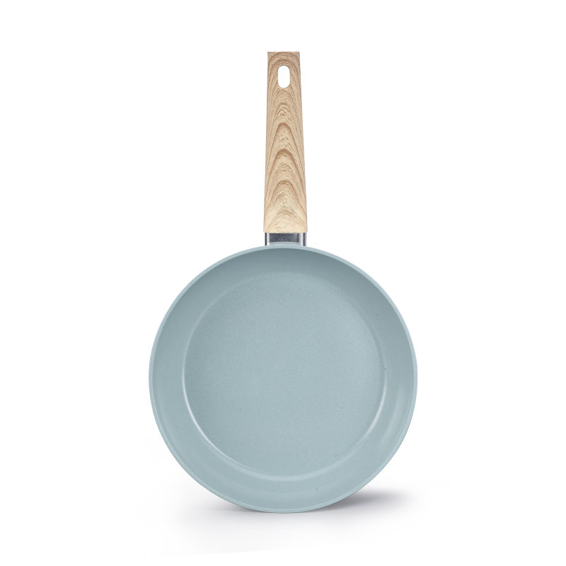 Ceramics y sartenes con utensilios de cocina forjados