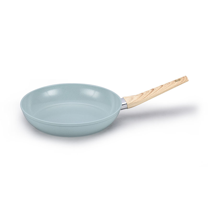 Ceramics y sartenes con utensilios de cocina forjados