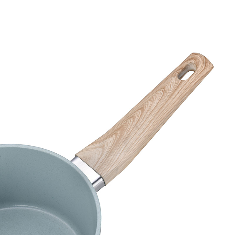 Ceramics y sartenes con utensilios de cocina forjados