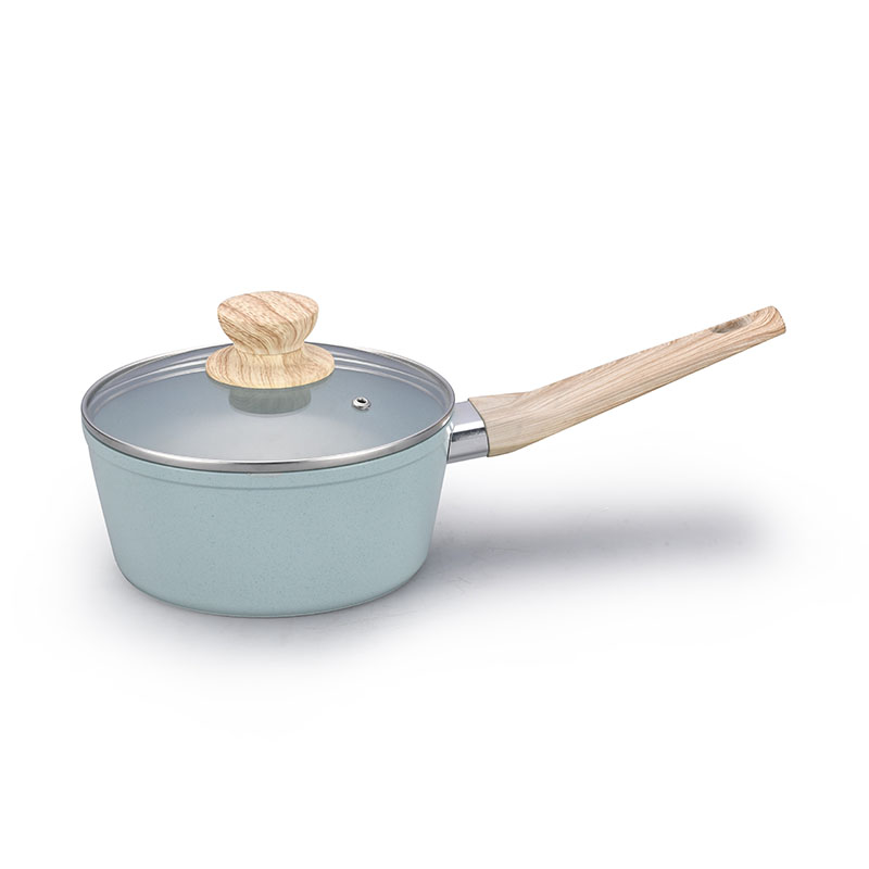 Ceramics y sartenes con utensilios de cocina forjados