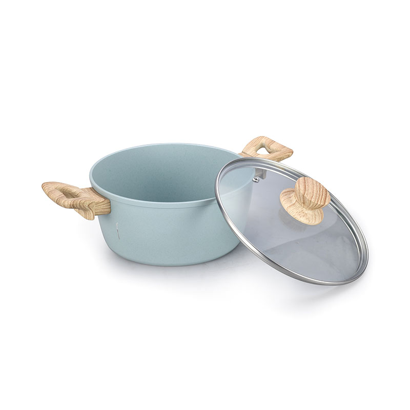 Ceramics y sartenes con utensilios de cocina forjados