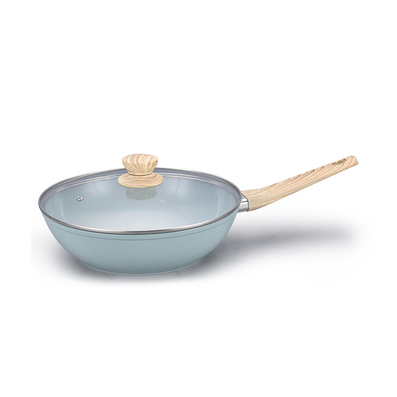 Ceramics y sartenes con utensilios de cocina forjados