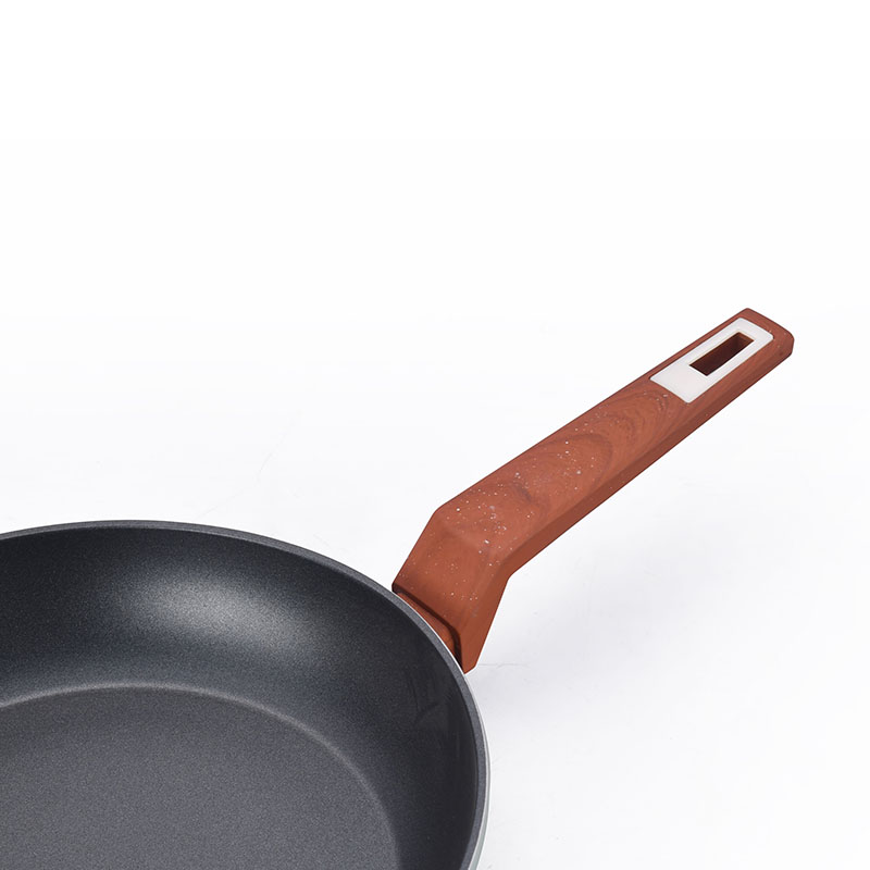 Mango de madera como ollas de aluminio y sartenes utensilios de cocina forjados